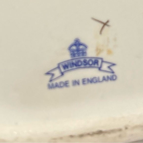 Vintage Windsor Made in England Floral Teapot w/Lid Gold Trim. - Picture 4 of 4